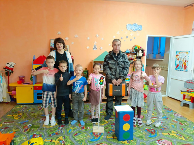Люди разных профессий стали частыми гостями в МКДОУ «Детский сад п.Горшечное». Люди разных профессий стали частыми гостями в МКДОУ «Детский сад п.Горшечное».